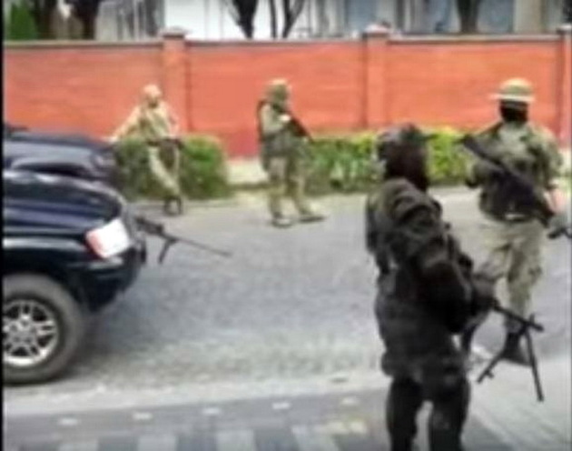 СБУ та МВС вимагають від незаконного збройного формування у Мукачеві скласти зброю і здатися
