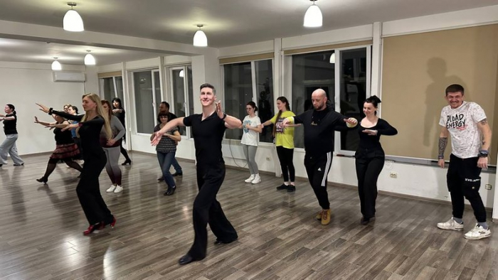 "Поверни мене з війни": в Ужгороді проводять танцювально-реабілітаційні заняття для військових та їхніх родин