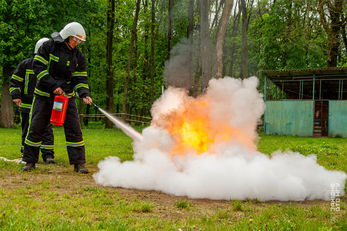 Закарпатські гвардійці-вогнеборці відточують вміння гасити пожежі

