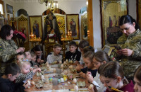 Майстер-клас із розпису великодніх писанок для дітей прикордонників провели в ужгородському храмі