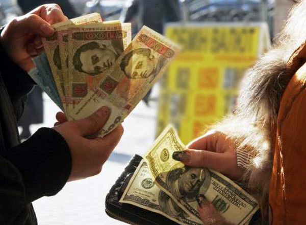 Якщо влада і опозиція не домовляться, долар може сягнути 15 гривень