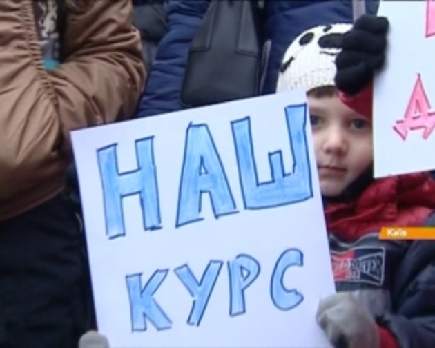 У центрі столиці люди просять державу та банки зняти з них фінансову мотузку (відео)