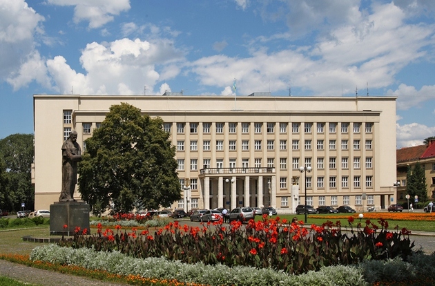 Бюджет країни тріщить по швам, проте закарпатські обранці настоюють на будівнитві об’їзної дороги 