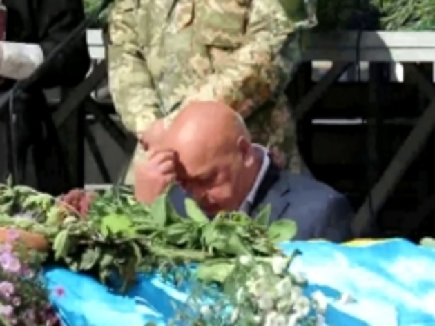 Екс-губернатор Закарпаття став на коліна перед загиблими силовиками (відео)
