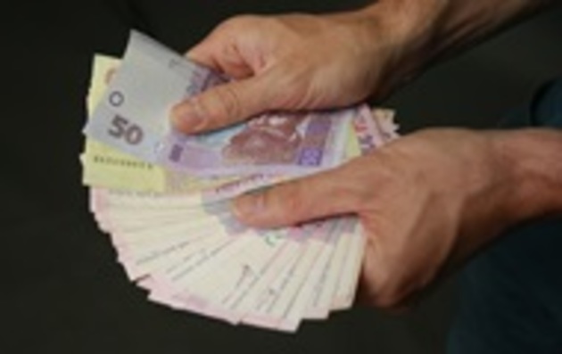 Фіскали «на око» прикинули, що до 80% підприємців платять зарплату в конвертах