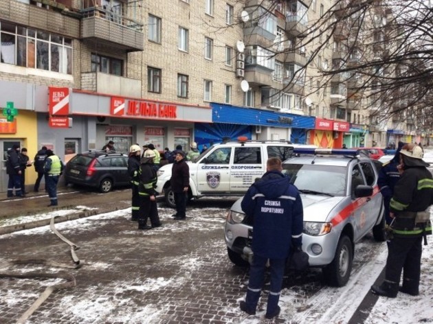 В Ужгороді «Дельта-банк» брали в осаду, у Львові — блокують автомобілями (фото)