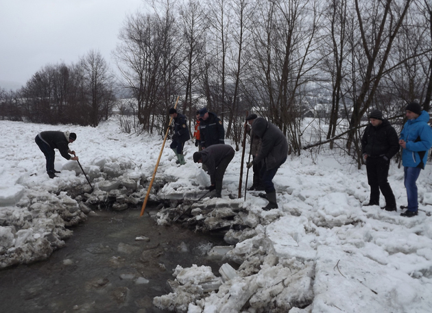 Закарпатські рятувальники врятували 33 дворогосподарства гірської Рахівщини