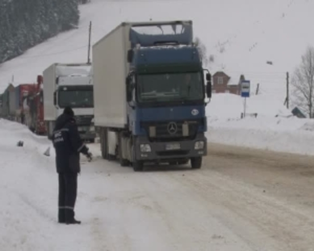 Закарпатські дорожники вже вичерпали увесь паливний запас і сидять «без копійки»