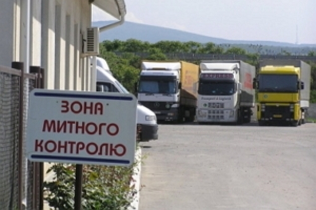 Як закарпатські митники пропускають гуманітарні вантажі? 