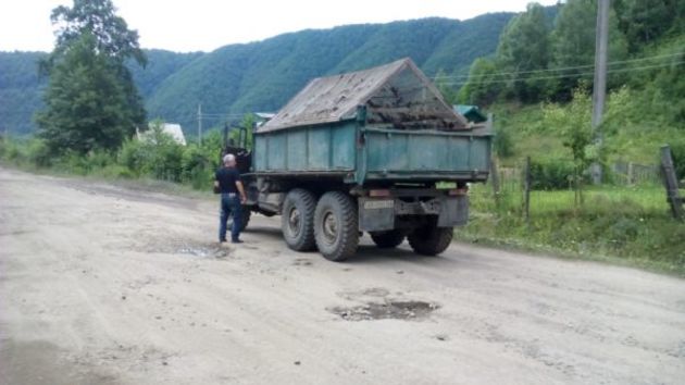 У найбільшому районі України «майструють» дороги місцевого значення (ФОТО)