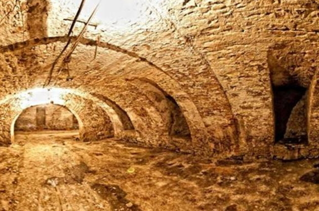 Дружина екс-керівника Чопської митниці забирає древній винний льох, на який Ужгород виграв грант
