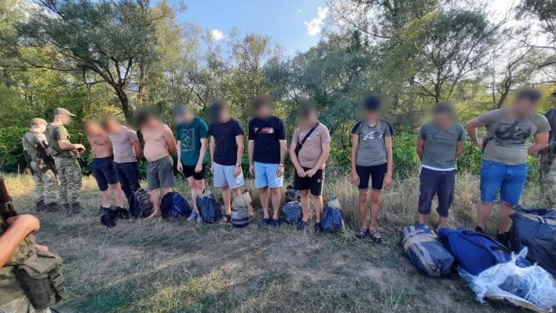 20 чоловіків, що намагалися незаконно виїхати за кордон затримали на Закарпатті за минулу добу