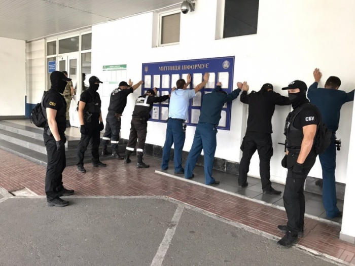 У фіскальній службі Закарпаття кажуть, що журналісти завдали їм "непоправної шкоди" та відхрещуються від хабарників