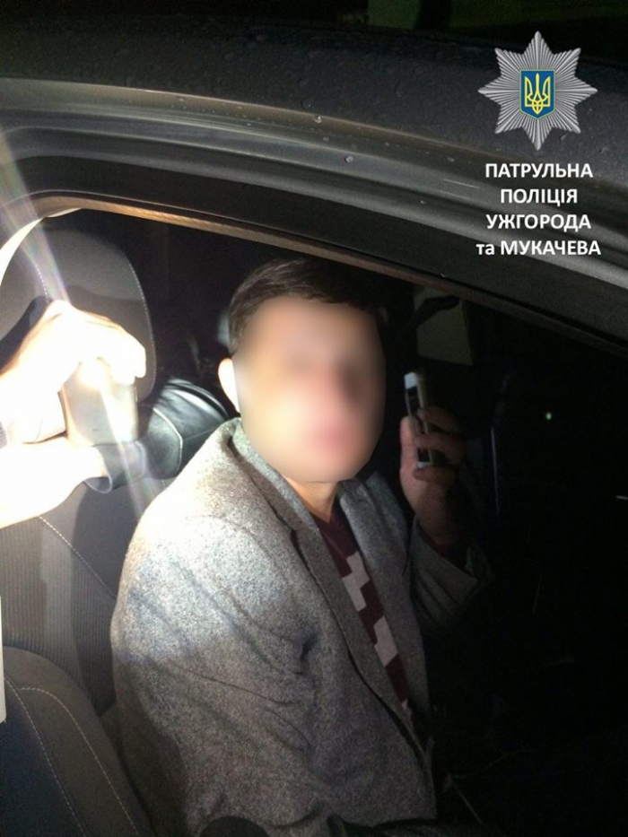 Одну машину з різними п’яними водіями вночі затримували патрульні