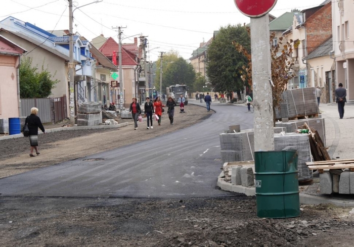 Асфальтувати вулицю в Ужгороді заважають припарковані автомобілі