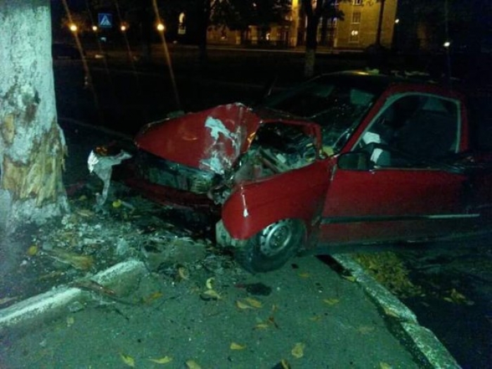 П'яна дівчина-водій збила хлопця і в'їхала в дерево поруч із Закарпаттям