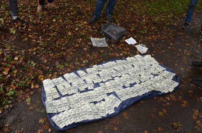 Поруч із Закарпаттям СБУ затримала високопосадовця, який вимагав 150 тисяч доларів у підприємця