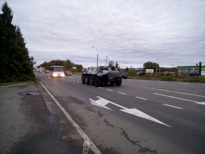 Берегівським районом вночі промчала колона бронетехніки, селян просять не лякатися