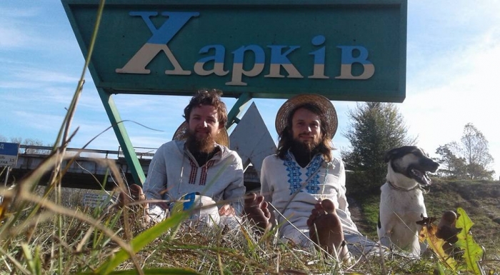 Двоє босих мандрівників пішки дійшли з Ужгорода до Харкова