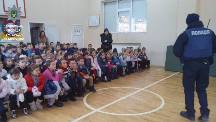 Ужгородські школярі за потреби можуть підмінити регулювальників на дорозі