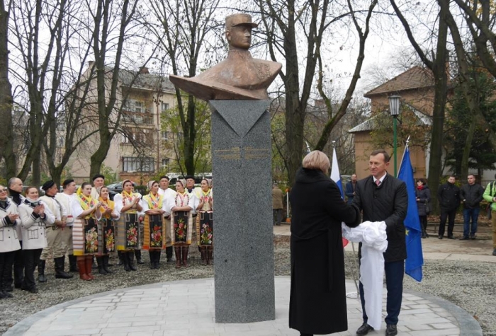 Представники трьох сусідніх країн урочисто відкрили пам'ятник Мілану Растиславу Штефаніку в Ужгороді