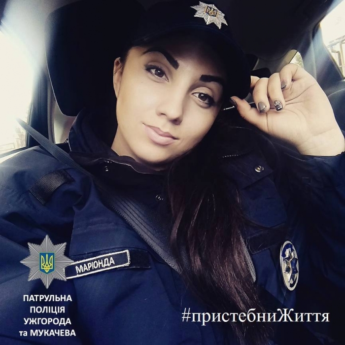 Поліцейські красуні флешмобом допомагають рятувати життя
