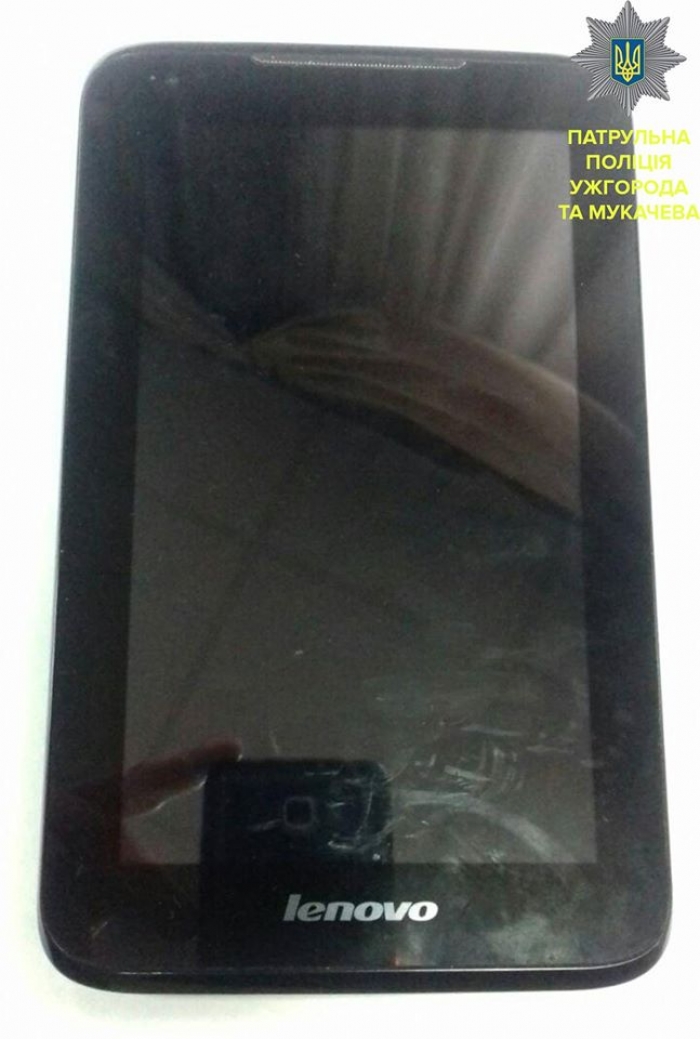 Пасажир, повертаючись додому, знайшов в у потязі планшет та приніс його Ужгородським патрульним.