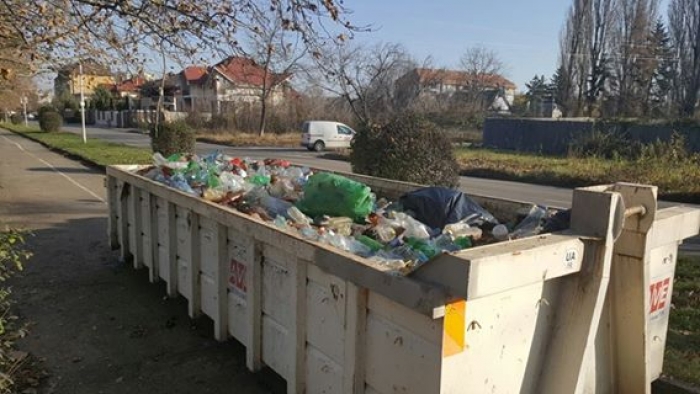 Наслідки паводку на Слов'янській набережній прибирає "АВЕ-Ужгород"
