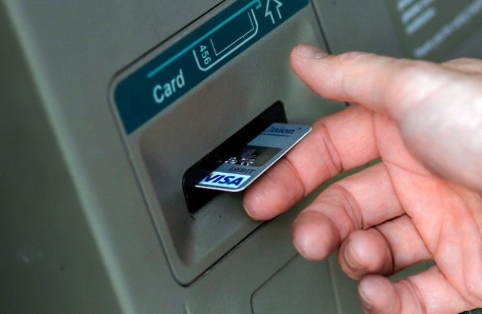 Щоб купити собі чоботи, чоловік поцупив гроші з картки співмешканки у Сваляві