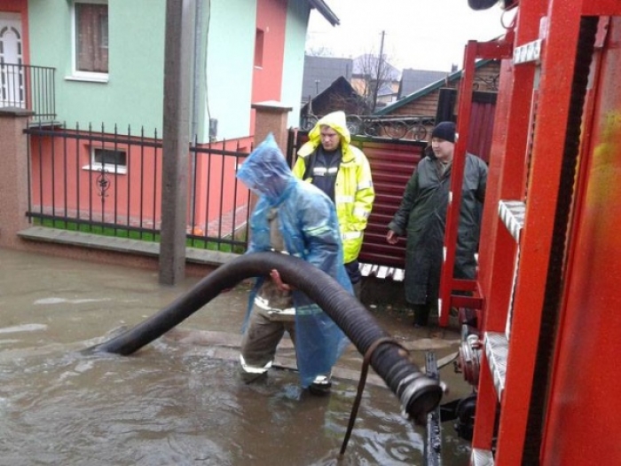 Воду з підтоплених господарств відкачували цілим автопарком