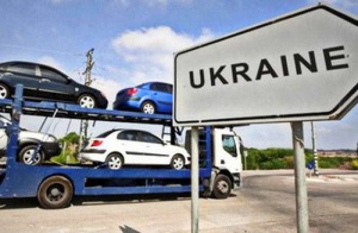 Фіскали нагадують закарпатцям, що ввозити на продаж можна тільки найсучасніші автомобілі