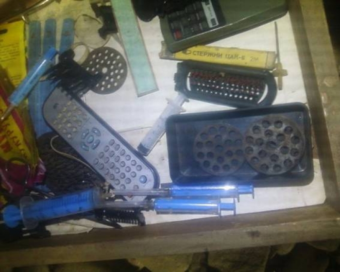 Пенсіонерка з Міжгірщини зберігала мак і шприци. Поліція знайшла
