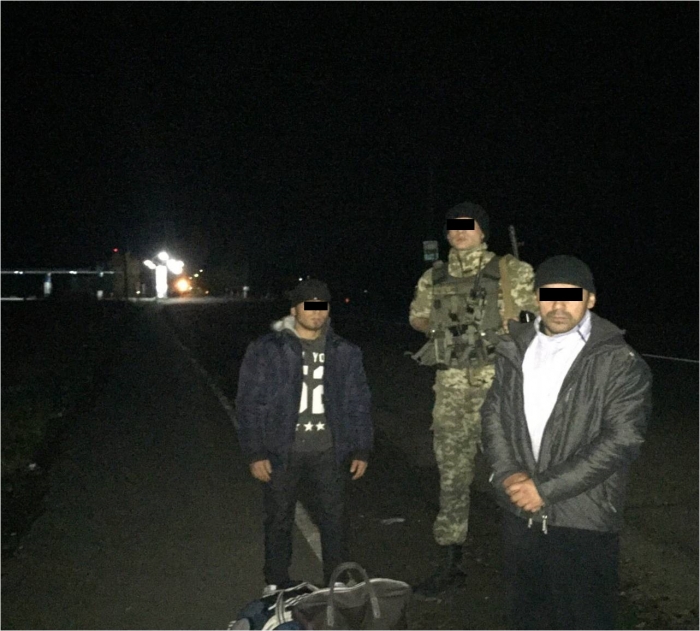 Прикордонники КПП "Лужанка" затримали 2 нелегальних мігрантів з Таджикистану