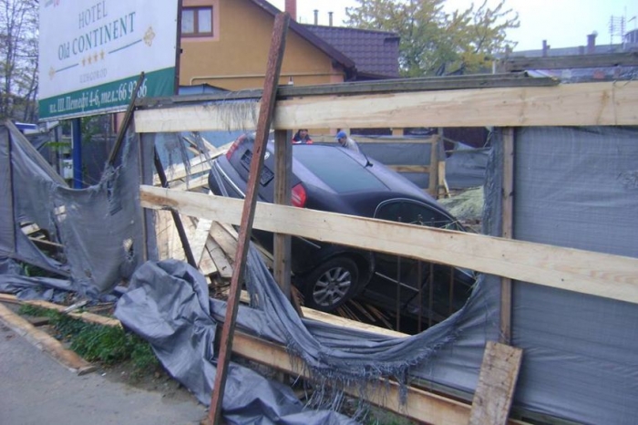 ДТП в Ужгороді: авто "влетіло" у паркан
