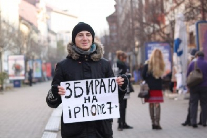 Львівський "автостопник" на Закарпатті збирає на... айфон