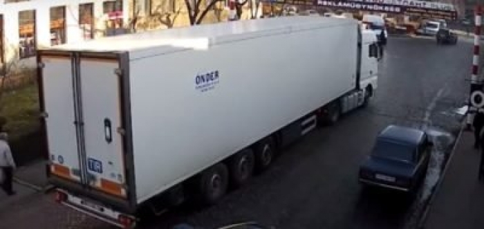 Берегівський центральний міст штурмують фури