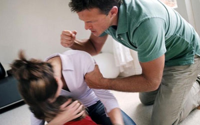 В Ужгороді батько виховував дитину тарілкою по голові