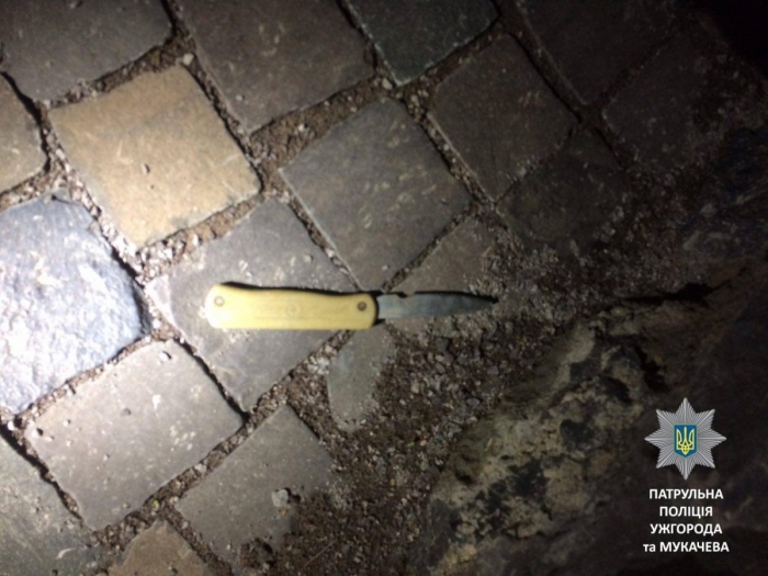 Жінка дуже налякалась: невідомий прокрався з ножем до неї додому в Мукачеві