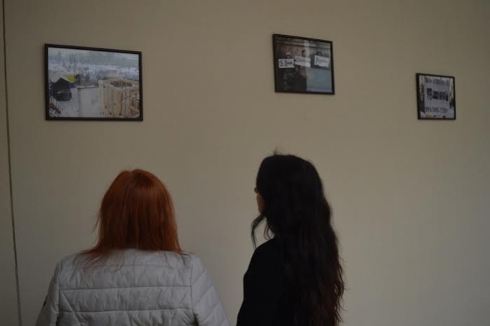 В Ужгороді розгорнули оновлену експозицію світлин часів Революції Гідності. 