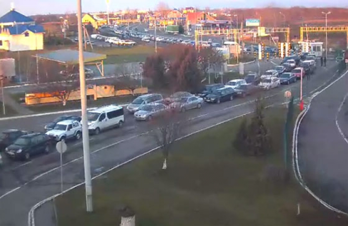 Через відсутність електропостачання у пункті пропуску "Тиса" величезні черги