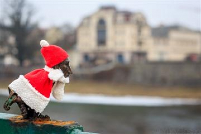 Ужгородські скульптурки вдягнулися по-новорічному