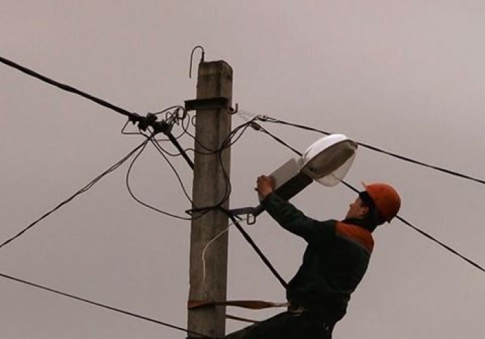 Комунальники сьогодні в Ужгороді: світло, дерева, бордюри, покрівлі...