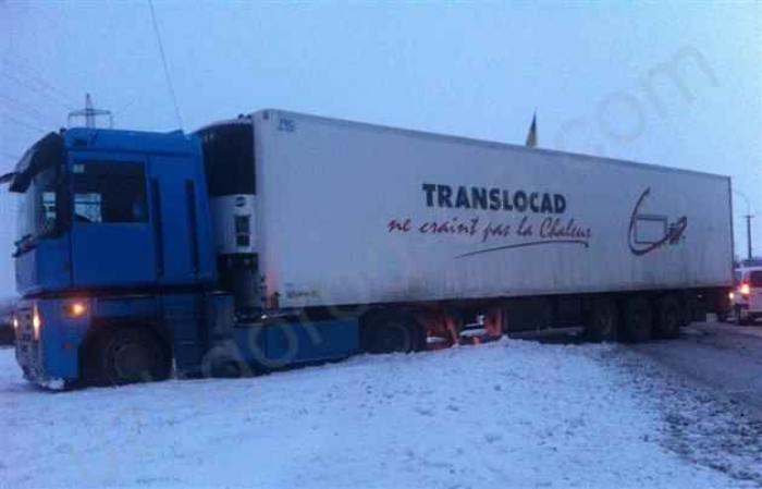 Сьогодні вночі фури на транспортний термінал КПП "Ужгород" тягали всюдиходами