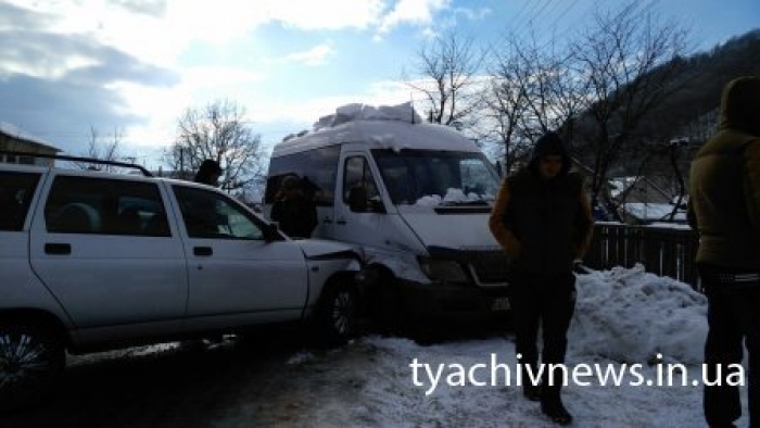 Через ожеледицю на Тячівщині ДТП за участю Mercedes-Benz Sprinter та ВАЗ 2111
