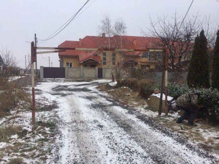 Муніципали Ужгорода продовжують роботи з ліквідації самовільних обмежувачів