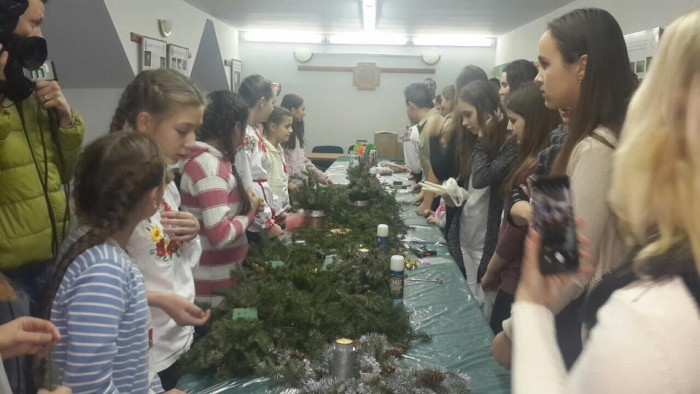 Малеча з Ужгородщини та Словаччини робила лісові ялинкові прикраси