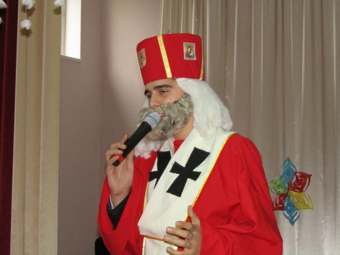 Святий Миколай напередодні свята розважав потребуючих дітей в Ужгородському коледжі культури і мистецтв