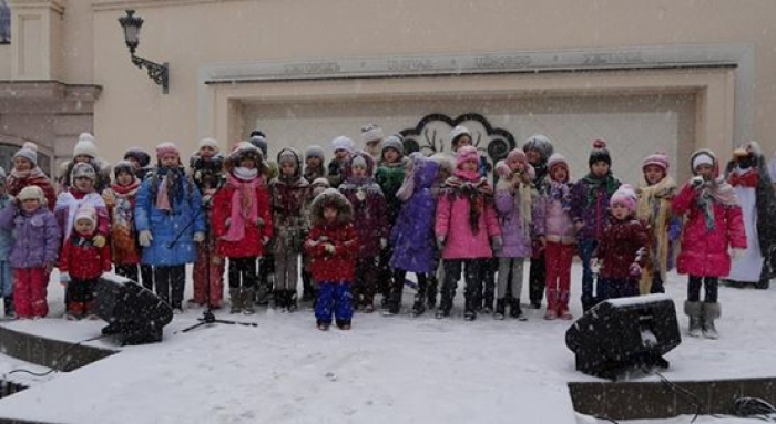 Хурделиця на замовлення, розваги і солодкі подарунки тішили ужгородців напередодні