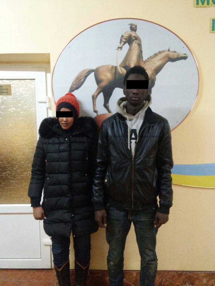 Пострілами і пошуками на закарпатському кордоні затримано пару нелегалів з Африки