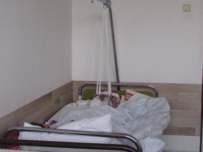 Дістало: міськрада Ужгорода не витримала і «проговорилася» скільки вже грошей дали для лікування травмованої дівчинки